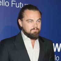 Leonardo DiCaprio affiche sa barbe bien fournie et... son chignon !