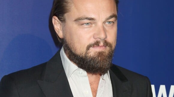 Leonardo DiCaprio affiche sa barbe bien fournie et... son chignon !
