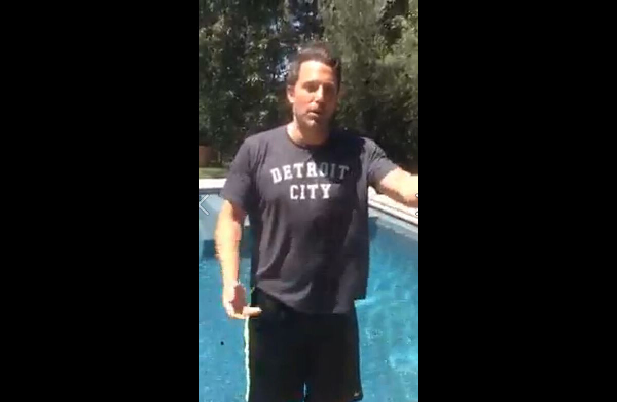 Vidéo Ben Affleck participe au Ice Bucket Challenge, le 18 août 2014