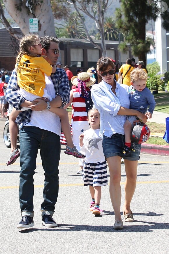 Ben Affleck et Jennifer Garner en compagnie de leurs enfants regardent la Parade de "L'Independence Day" à Los Angeles, le 4 juillet 2014.
