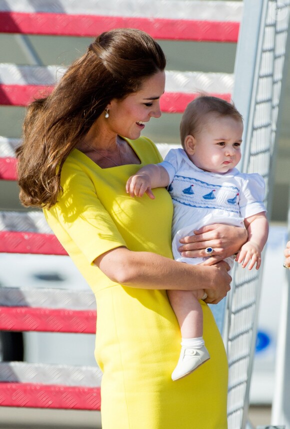 Kate Middleton, dans une de ses robes Roksanda Ilincic et le prince George dans les bras, arrivant à Sydney le 16 avril 2014.