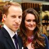 Simon Watkinson, sosie du prince William, et une doublure de Kate Middleton au centre commercial Westfield à Londres le 23 avril 2011