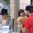 Exclusif - La jolie Shakira, Gerard Piqué et leur fils Milan se promènent au Tibidabo, un parc d'attractions à Barcelone, le 19 juillet 2014.
