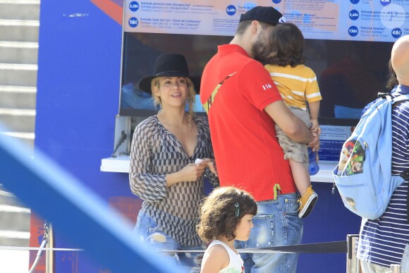 Exclusif - Shakira, son compagnon Gerard Piqué et leur fils Milan se promènent au Tibidabo, un parc d'attractions à Barcelone, le 19 juillet 2014.