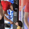 Exclusif - Shakira, son amoureux Gerard Piqué et leur fils Milan se promènent au Tibidabo, un parc d'attractions à Barcelone, le 19 juillet 2014.