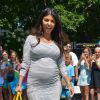 Kourtney Kardashian, enceinte, quitte le restaurant The Driver's Seat après y avoir déjeuné à Southampton, le 14 août 2014.