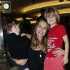 Brooke Mueller pose avec ses fils Max et Bob Sheen à son arrivée à l'aéroport LAX de Los Angeles. Le 18 août 2014