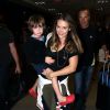 Brooke Mueller avec ses fils Max et Bob Sheen à son arrivée à l'aéroport LAX de Los Angeles. Le 18 août 2014