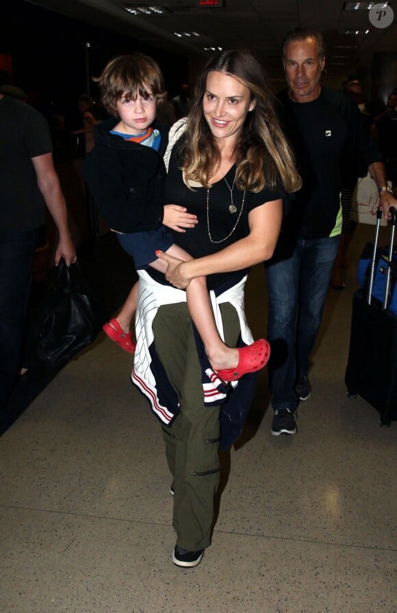 Brooke Mueller avec ses fils Max et Bob Sheen à son arrivée à l'aéroport LAX de Los Angeles. Le 18 août 2014
