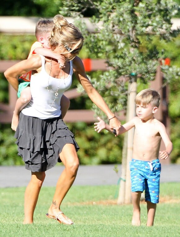 Exclusif - Denise Richards et les enfants de Charlie Sheen, Bob et Max, au parc à Beverly Hills, le 25 juillet 2013.