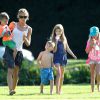 Exclusif - Denise Richards, ses filles Lola et Sam et les enfants de Charlie Sheen, Bob et Max, au parc à Beverly Hills, le 25 juillet 2013.