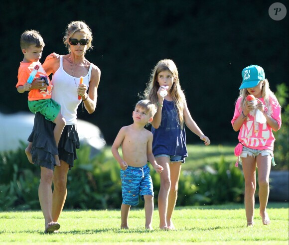 Exclusif - Denise Richards, ses filles Lola et Sam et les enfants de Charlie Sheen, Bob et Max, au parc à Beverly Hills, le 25 juillet 2013.