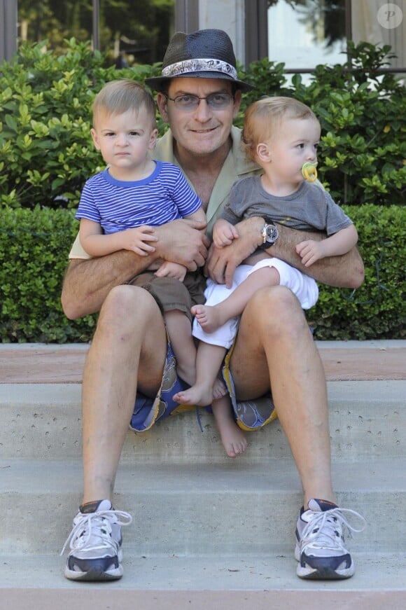Charlie Sheen pose avec ses fils Max et Bob à Los Angeles, le 22 août 2010.