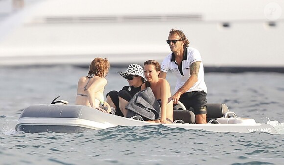 Madonna quitte le yacht où elle passe des vacances avec sa fille Lourdes Leon et des amis pour rejoindre la côte d'Ibiza, le 19 août 2014.