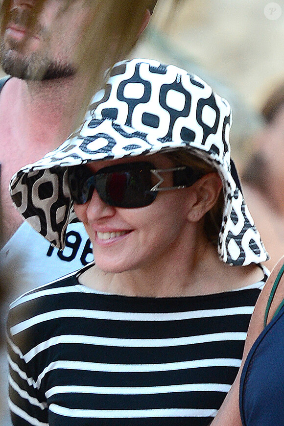 Madonna rejoint la côte d'Ibiza après avoir passé du temps sur un yacht, le 19 août 2014.