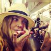 Drew Barrymore se maquille dans le métro, le 20 juin 2014.