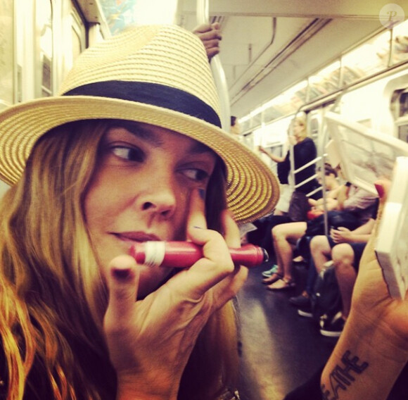 Drew Barrymore se maquille dans le métro, le 20 juin 2014.