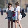 Exclusif - Sarah Michelle Gellar passe la journée à la plage avec sa fille Charlotte à Santa Monica, le 20 août 2014