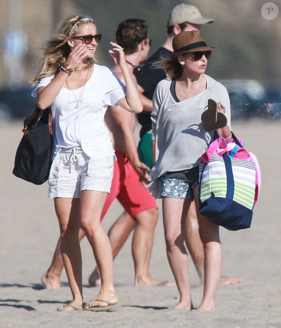 Exclusif - Sarah Michelle Gellar passe la journée à la plage avec sa fille Charlotte à Santa Monica, Los Angeles, le 20 août 2014