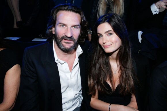 Frédéric Beigbeder et Lara Micheli au défilé de la collection Natalia pour Etam à la Bourse du Commerce à Paris, le 25 février 2014.