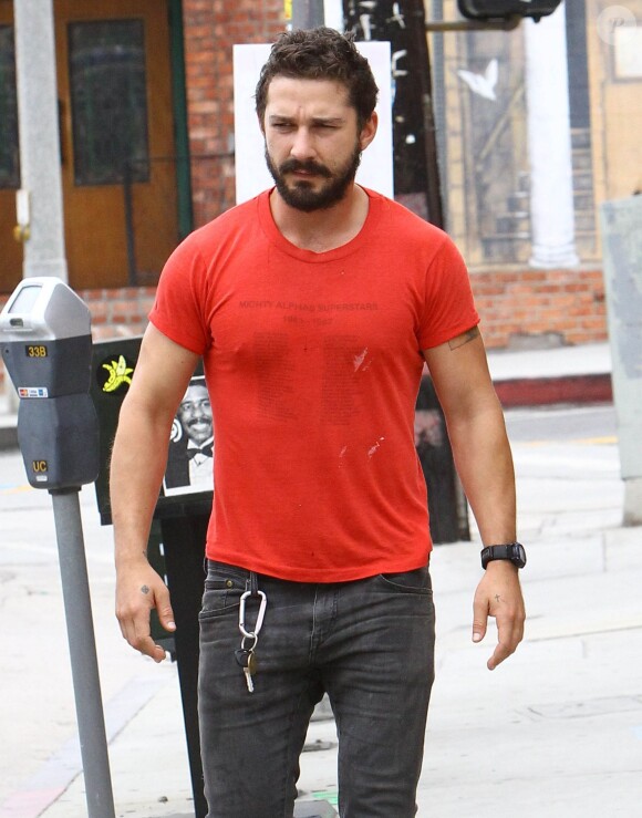 Shia LaBeouf à la sortie d'un restaurant à Studio City. Il attrape son sac de sport dans sa voiture pour se rendre à son cours de gym. Le 19 août 2014. 