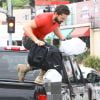 Shia LaBeouf à la sortie d'un restaurant à Studio City. Il attrape son sac de sport dans sa voiture pour se rendre à son cours de gym. Le 19 août 2014. 