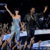 Katy Perry et Juicy J reçoivent leur VMA du meilleur clip féminin pour Dark Horse des mains de Snoop Dogg et Gwen Stefani. Inglewood, le 24 août 2014.