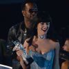 Katy Perry et Juicy J reçoivent leur VMA du meilleur clip féminin pour Dark Horse des mains de Snoop Dogg et Gwen Stefani. Inglewood, le 24 août 2014.