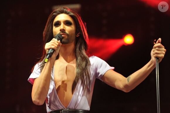 Conchita Wurst, belle chanteuse lors de la Manchester Pride, le 24 août 2014 à Manchester