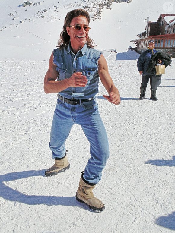 Jean-Claude Van Damme lors du tournage de sa publicité à Balea Lac en Roumanie, le 10 mars 2014
