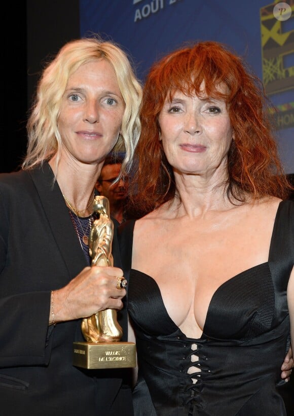 Sandrine Kiberlain (Valois de la meilleure actrice pour son interprétation dans "Elle l'adore" de Jeanne Herry) et Sabine Azéma - Remise des prix lors de la 7e édition du Festival du film francophone d'Angoulême, le 26 août 2014.