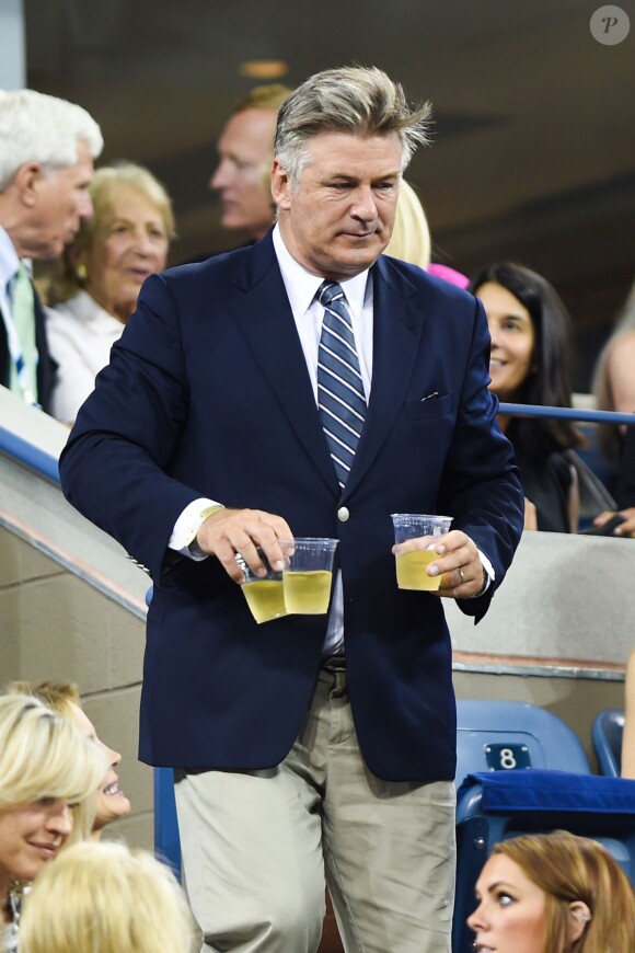 Alec Baldwin et son épouse Hilaria lors de la victoire de Maria Sharapova sur Maria Kirlenko au premier tour de l'US Open à l'USTA Billie Jean King National Tennis Center de New York le 26 août 2014