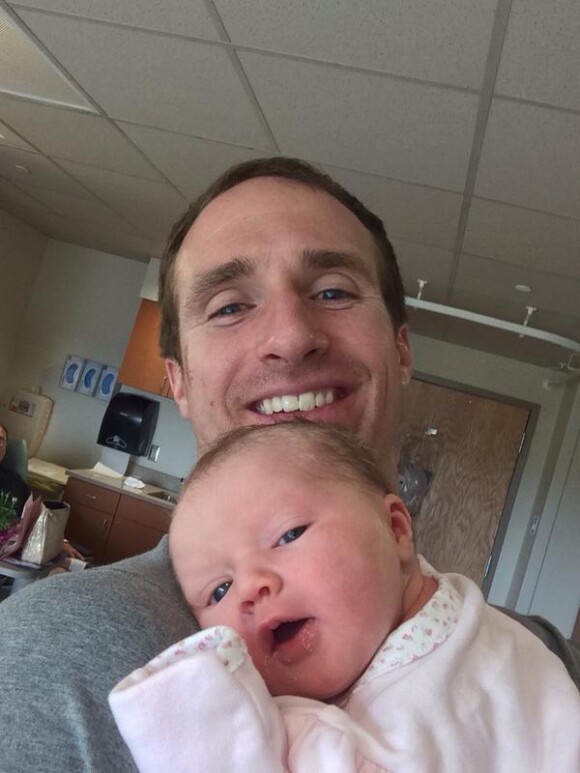 Drew Brees présente sa petite fille dans un selfie le 26 août 2014. Drew Brees, quarterback star des Saints de La Nouvelle-Orléans en NFL, et sa femme Brittany ont accueilli le 25 août 2014 leur quatrième enfant, une petite fille.