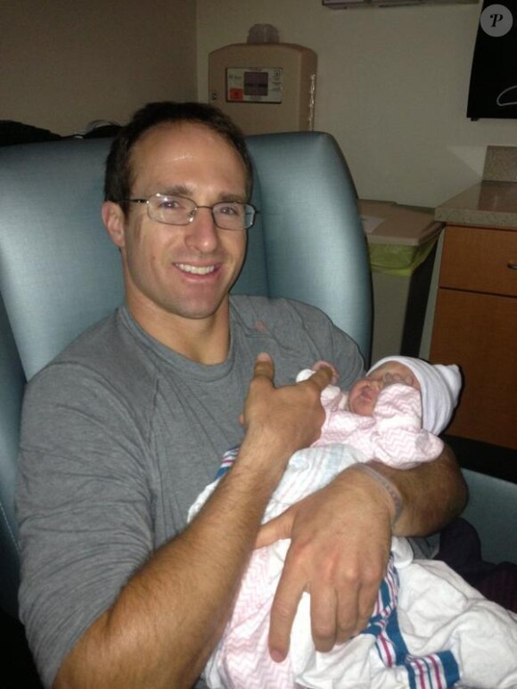 Drew Brees présente sa fille le 26 août 2014. Drew Brees, quarterback star des Saints de La Nouvelle-Orléans en NFL, et sa femme Brittany ont accueilli le 25 août 2014 leur quatrième enfant, une petite fille.