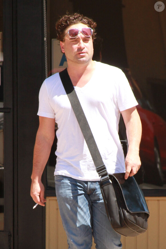 Johnny Galecki puffs après un déjeuner en céibataire à Studio City, le 22 août 2014