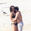 Johnny Galecki et sa compagne Kelli Garner en amoureux sur une plage de Los Cabos, le 6 janvier 2014