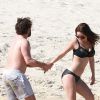 Johnny Galecki et sa compagne Kelli Garner en amoureux sur une plage de Los Cabos, le 6 janvier 2014
