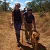 Chelsea Davy, ex du prince Harry, avec son boyfriend Charles Goode en balade avec des lions. Photo publiée sur l'Instagram du jeune joaillier en avril 2014. Les deux tourtereaux se sont-ils fiancés au cours de leur séjour en Afrique en août 2014 ?