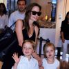 Angelina Jolie et ses jumeaux Knox Leon Jolie-Pitt et Vivienne Marcheline Jolie-Pitt arrivent à l'aéroport international de Tokyo, le 21 juin 2014.