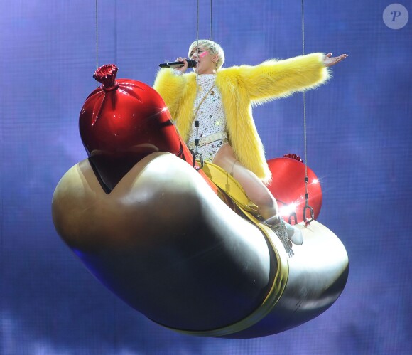 Miley Cyrus donne le dernier concert de sa tournée "Bangerz Tour" à Amsterdam, le 22 juin 2014.