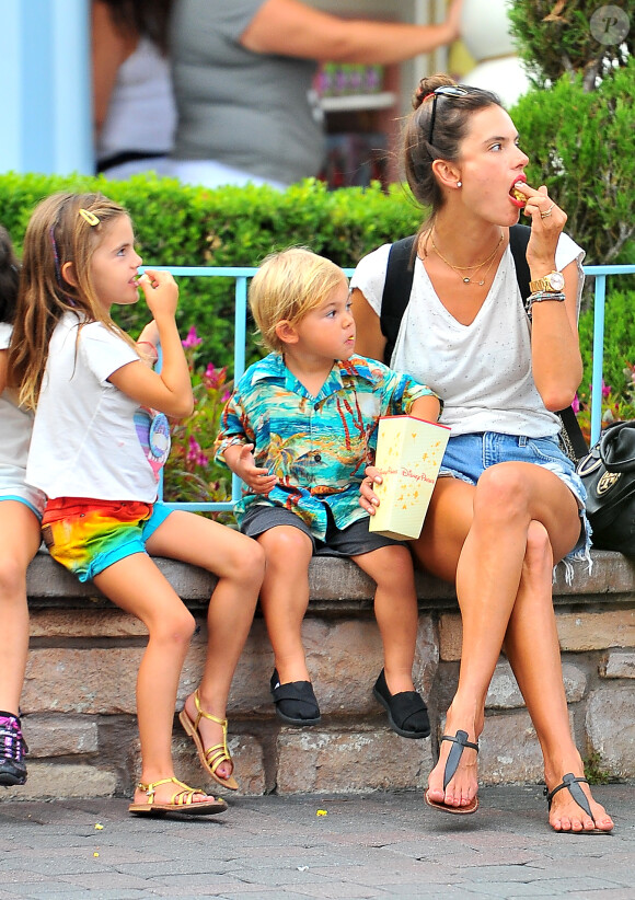 Exclusif - Alessandra Ambrosio et ses deux enfants Noah et Anja à Disneyland. Anaheim, le 24 août 2014.