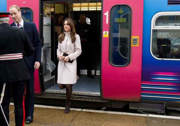 Kate Middleton et le prince William lors de leur arrivée en train à Cambridge, en novembre 2012