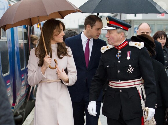 La duchesse Catherine et le prince William lors de leur arrivée en train à Cambridge, en novembre 2012