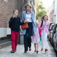 La reine Mathilde de Belgique accompagne ses enfants le prince Gabriel, la princesse Eléonore et la princesse héritière Elisabeth pour leur rentrée des classes au collège Sint-Jan-Berchmans, à Bruxelles, le 1er septembre 2014.