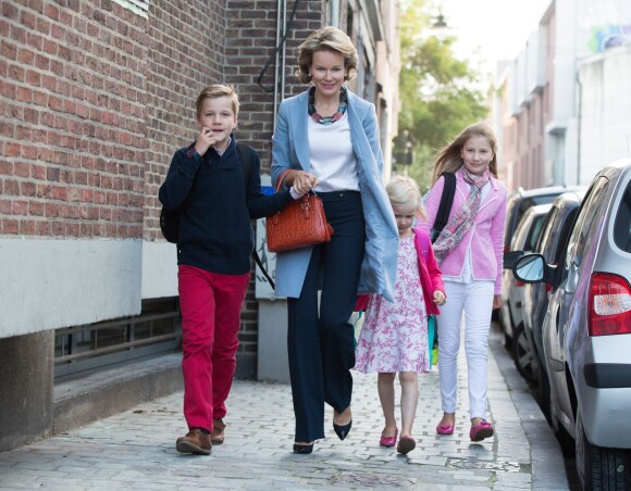 La reine Mathilde de Belgique accompagne ses enfants le prince Gabriel, la princesse Eléonore et la princesse héritière Elisabeth pour leur rentrée des classes au collège Sint-Jan-Berchmans, à Bruxelles, le 1er septembre 2014.