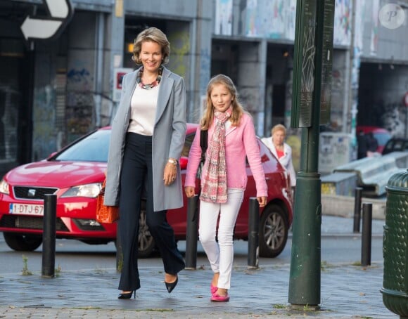 La reine Mathilde de Belgique accompagnant sa fille la princesse héritière Elisabeth pour sa rentrée des classes au collège Sint-Jan-Berchmans, à Bruxelles, le 1er septembre 2014.