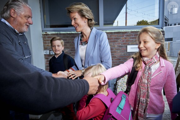 La princesse Elisabeth, héritière déjà très pro, serre la main de l'équipe pédagogique. La reine Mathilde de Belgique accompagnait le 1er septembre 2014 ses enfants le prince Gabriel, la princesse Eléonore et la princesse héritière Elisabeth pour leur rentrée des classes au collège Sint-Jan-Berchmans, à Bruxelles, dans le quartier des Marolles.