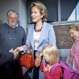  La reine Mathilde de Belgique salue l'équipe pédagogique. L'épouse du roi Philippe accompagnait le 1er septembre 2014 ses enfants le prince Gabriel, la princesse Eléonore et la princesse héritière Elisabeth pour leur rentrée des classes au collège Sint-Jan-Berchmans, à Bruxelles, dans le quartier des Marolles. 