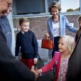  La princesse Eléonore serre la main de l'équipe pédagogique. La reine Mathilde de Belgique accompagnait le 1er septembre 2014 ses enfants le prince Gabriel, la princesse Eléonore et la princesse héritière Elisabeth pour leur rentrée des classes au collège Sint-Jan-Berchmans, à Bruxelles, dans le quartier des Marolles. 