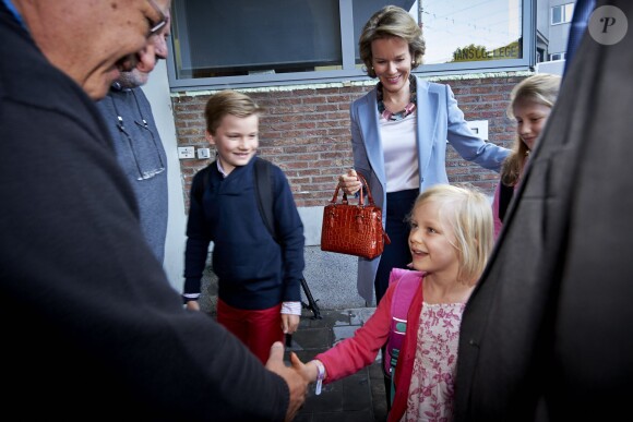 La princesse Eléonore serre la main de l'équipe pédagogique. La reine Mathilde de Belgique accompagnait le 1er septembre 2014 ses enfants le prince Gabriel, la princesse Eléonore et la princesse héritière Elisabeth pour leur rentrée des classes au collège Sint-Jan-Berchmans, à Bruxelles, dans le quartier des Marolles.